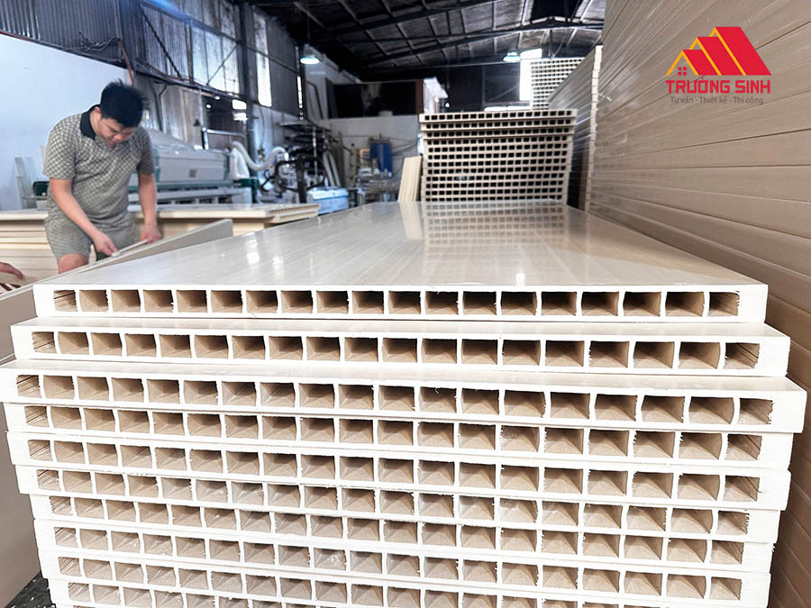 Kiểm tra phôi cửa nhựa Composite